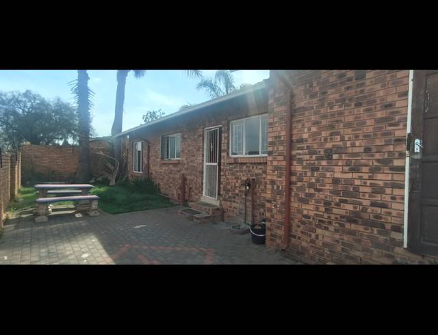 3 BEDROOM TOWNHOUSE FOR SALE IN GROBLERPARK
